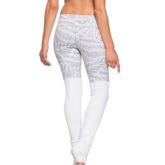 ALO Yoga Goddess Leggings in Palm Springs Print - Picture 3 of 12